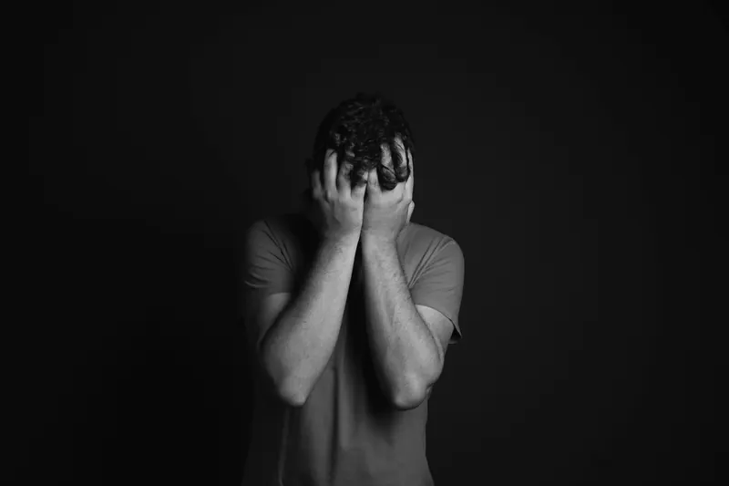 Persona cuidando su salud mental en el trabajo